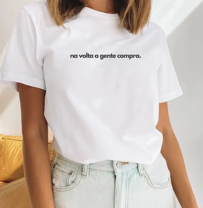 Camiseta feminina Na volta a gente compra centro